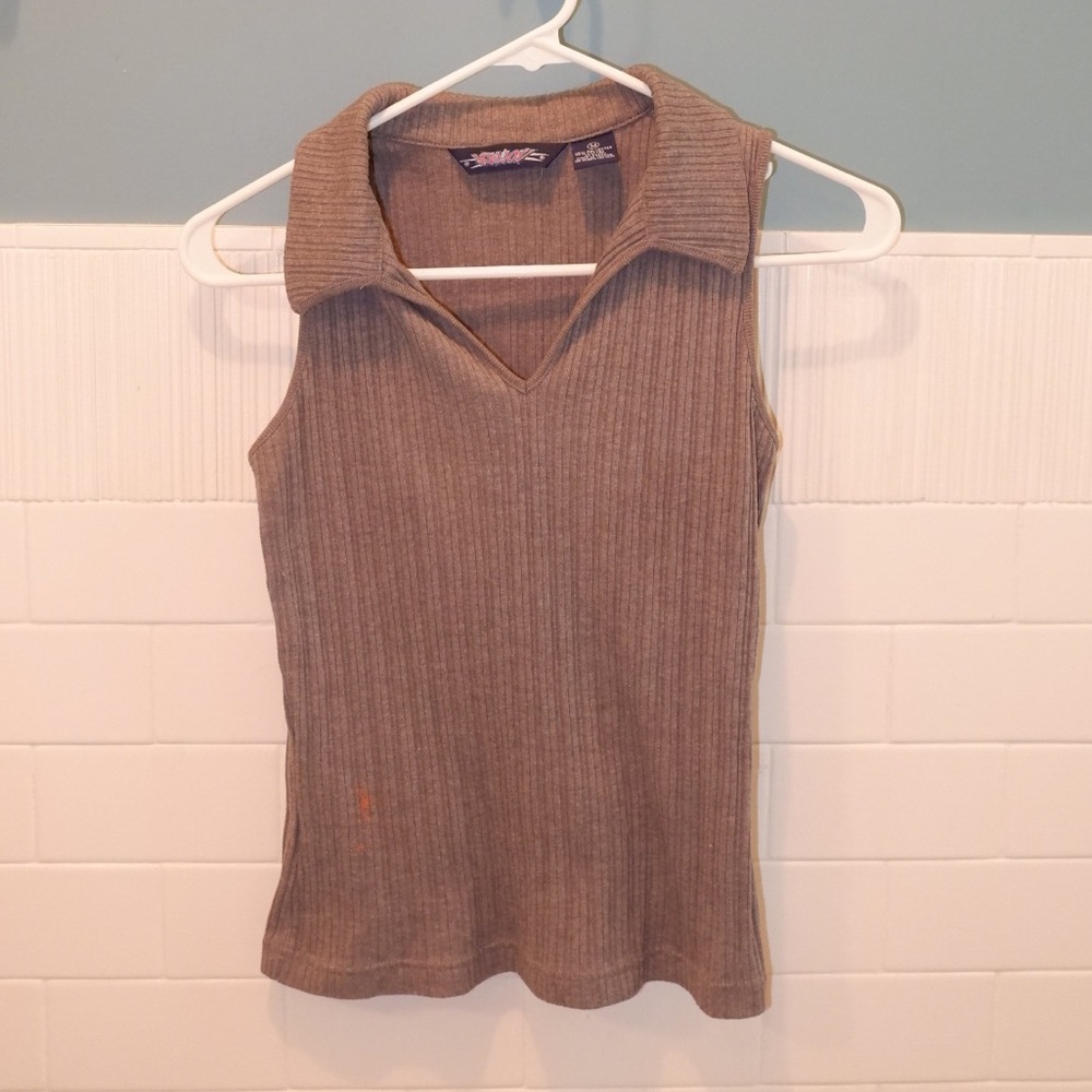 Sleeveless gray collared shirt